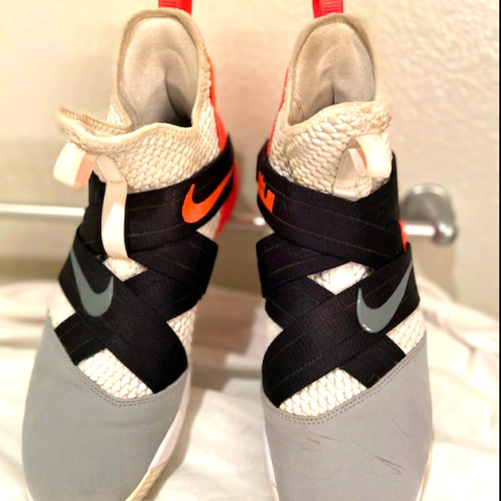 Nike ( LBJ )